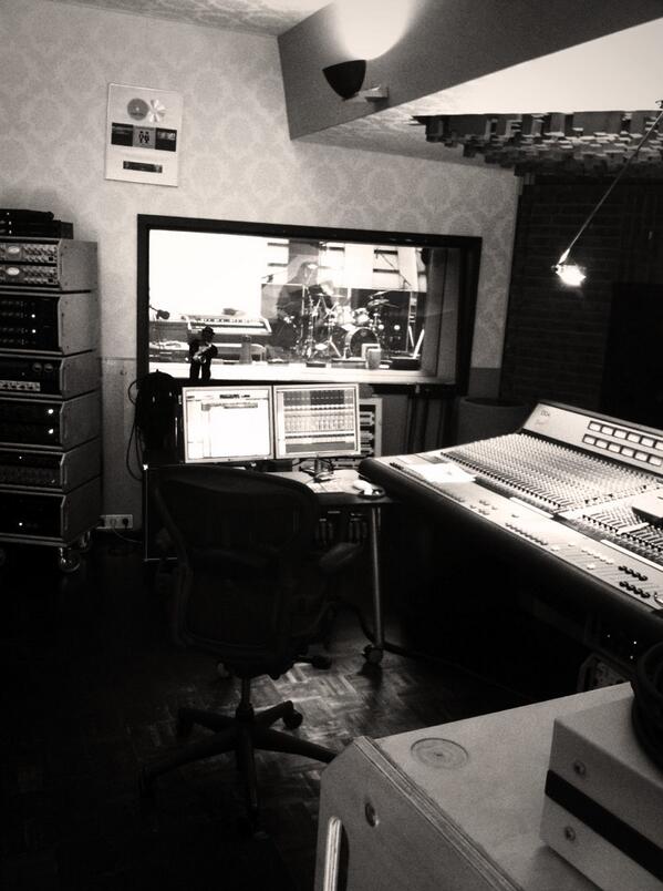 johanvanstratum's tweet image. Studio time=good time!! Finally! Rumble!!!