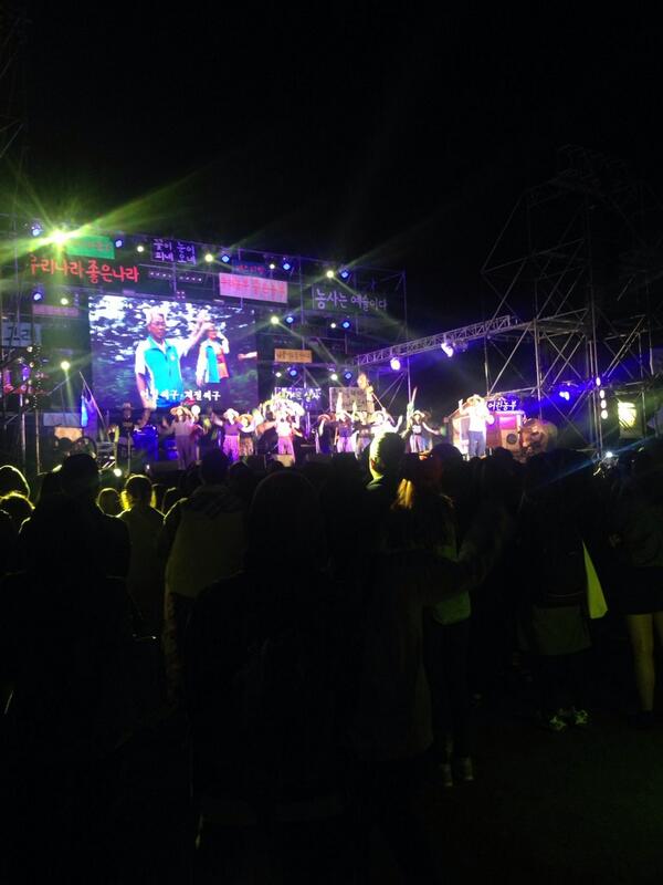 SSF1999's tweet image. 아름다운 우리나라 좋은나라, 밀양 송전탑 반대운동에 대해 이야기를 나누고자 하는 페스테자의 흥겨운 퍼포먼스가 이어집니다