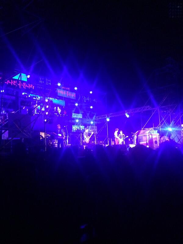 SSF1999's tweet image. 밤이 깊었네요. 크라잉넛의 앵콜무대를 마지막으로 쌈싸페 제 15탄을 마칩니다. 추운밤 뜨거운 마음 안고 조심히 돌아가세요. 오늘 하루 함께 해주신 모든 분들 고맙습니다. 우리나라 좋은나라!