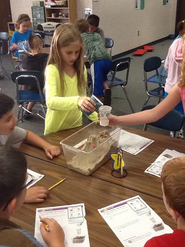 HCCSC_KitchTech's tweet image. How do landslides shape our land?#sandboxfun