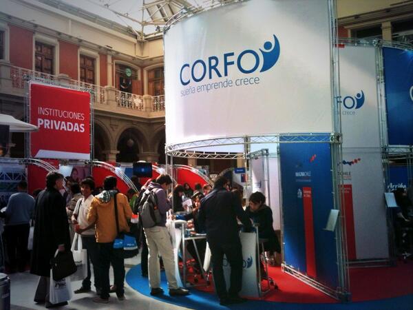 Hasta las 18 hrs stands y charlas para emprendedores gratis en Feria #ArribaMipyme Centro Extensión UC.