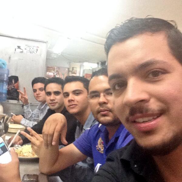 BOCHORAMOS's tweet photo. Comiendo en el mercado provechito. http://t.co/pec0cQYp5b