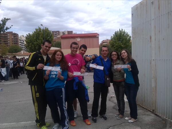 piperan6's tweet photo. @Alexgommu @jorgegarde @13diego9 después de aguantar la cola ha merecido la pena la espera! A ver a España el 15 jaja http://t.co/dVt61eyrf0