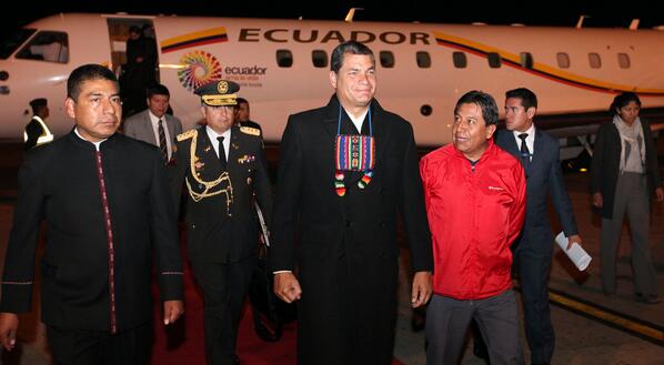 VictoriaGilad's tweet photo. #Ecuador #RafaelCorea a su arribo a #Bolivia fue recibido por el Canciller, David Choquehuanca. (03-10-2013) http://t.co/oqq9O4tSCS