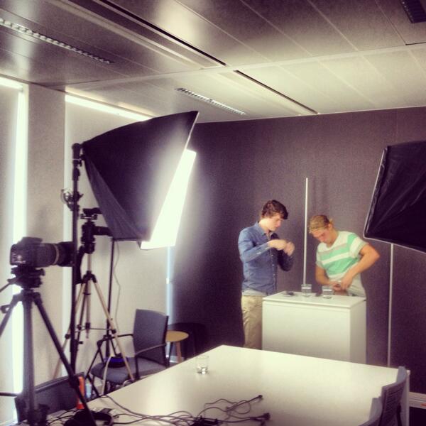 VTCNNCT's tweet photo. De videocrew in volle voorbereiding op de #VetWebinar http://t.co/AWisliAaD3