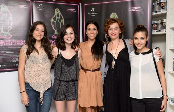 virgenescorto's tweet photo. @Rincon_AH @NadiaDeSantFans @cfAmarSiempre Itziar Miranda Nadia de Santiago en el #estreno de @virgenescorto http://t.co/hEPwWVHoQO
