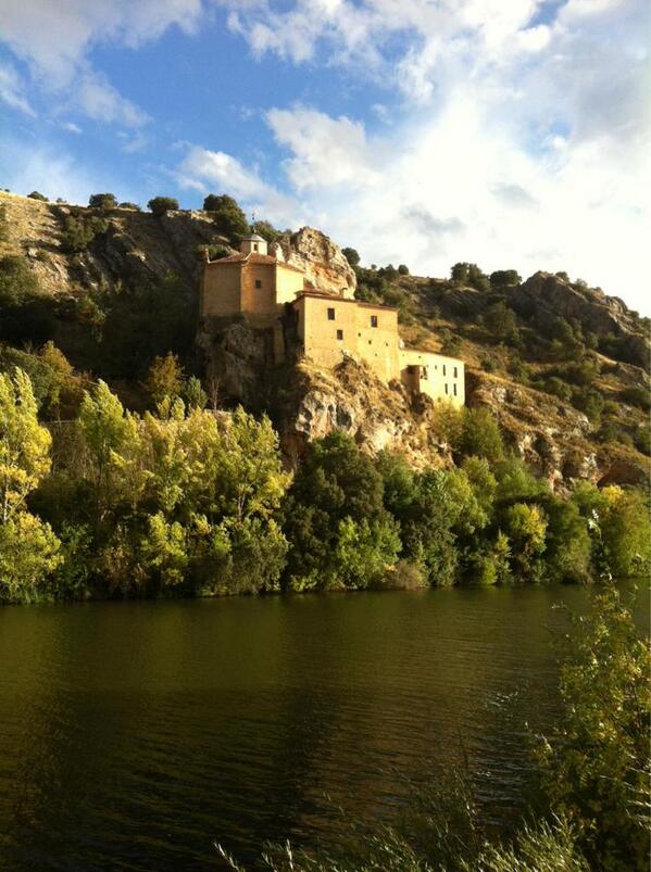Ya hemos cumplido con el patrón. Hemos bajado de paseo a #SanSaturio2013 #gente #relax #fiesta 
Y luego al concierto