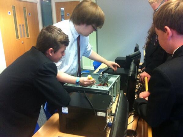 OGAPost16's tweet image. Post 16 students coaching KS4 students in ICT mechanics today #learningmentors