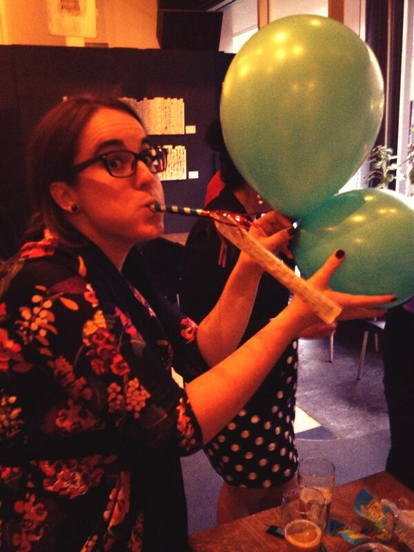 LesDuchessesQC's tweet photo. Ballons, sifflets et couronne. Ça sent le party @LeCercleQc #duchesses @qctu http://t.co/fcfGAPVS08