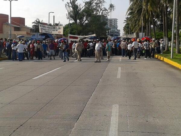 badrianne's tweet photo. “@xeunoticias: Trabajadores del SAS marchan por Ruiz Cortines hacia ayuntamiento de Boca del Río http://t.co/vgQPRMPmhq” no vengan