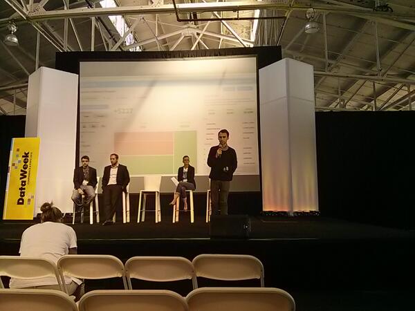 .<a href="/OutlineUSA/">Outline</a> demoing about their interactive tool to analyze public policy. #dataweek #opendata