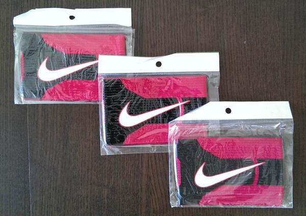 Transfermarktnu's tweet photo. Volg, #RT &amp; win! Transfermarkt.nu verloot binnenkort deze prachtige #NIKE aanvoerdersband. Doe mee en WIN!!! #RT http://t.co/nkRgIHLmwC
