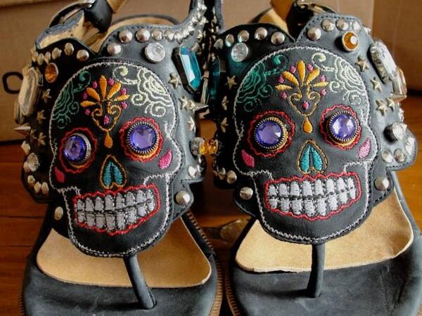 barceloclara's tweet photo. CHICAS MAÑANA LAS ESPERAMOS CON LAS ¨CALAVERAS NO CHILLA¨..RECIÉN SALIDAS DEL HORNO! SHOWROOM 16 A 20HS http://t.co/UIgBVDFvhm