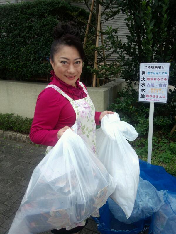 夫のカノジョ 夫のカノジョ Pta会長 専業主婦役で御出演されている山村紅葉 さんです 劇用のゴミ袋を持ってくださっています ラインプロデューサー稲葉 夫のカノジョ Http T Co R9squ3kstm