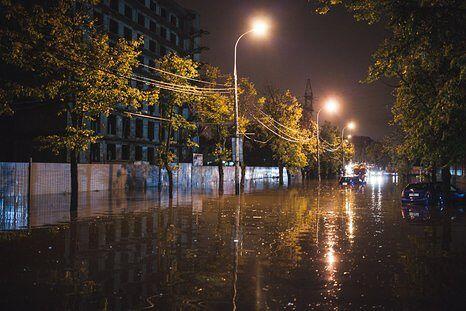 дождь на улице. вечером будет сильный дождь. сильный дождь ночью. осень ветер. когда идёт дождь.