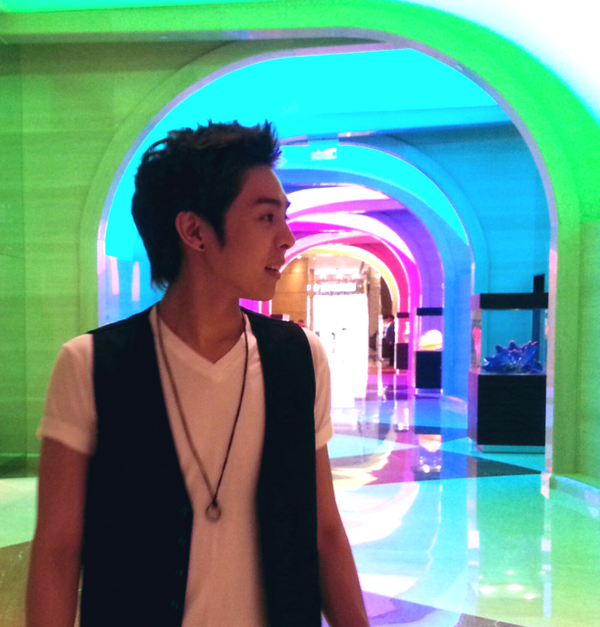 WeLoveAlexander's tweet photo. [131004] Update picture from Aunty @chungmi http://t.co/Mr8ujdLXFJ Handsome Man.. (>x<)~<3 Thanks for this... http://t.co/cmWOLpsBCj
