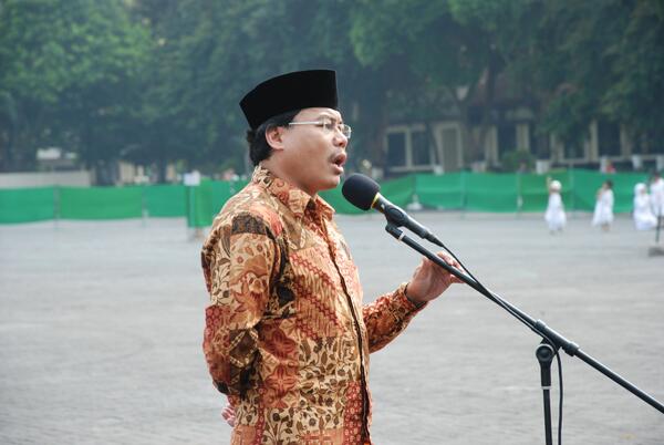 Kabag TU Kemenag Kota Depok, Drs. H. I'ie Naseri, MM, memberikan semangat pada peserta Manasik Haji XIII LPPTKA DEPOK