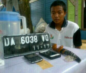 Berikut barang bukti yg diamankan dari tersangka pembunuhan. Pelaku a/n Khairul alias Oyong Info rekan <a href="/Rescue_Kalsel/">Rescue_Kalsel</a>