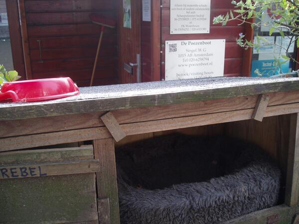 depoezenboot's tweet image. Al in het huisje van Rebel gekeken bij @depoezenboot ? Handig als je mee doet met de #grachtencode ;)