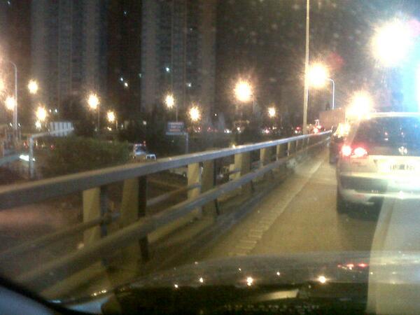 Pte.pueyrredon a paso de hombre: camion parado con desperfectos. Ocupa casi todo el puente.