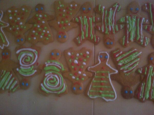 fudgman's tweet photo. Gingerbread people in their pretty yummy clothes http://t.co/F94X5NC0yE
