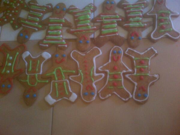 fudgman's tweet photo. These are the best people to eat gingerbread people http://t.co/ZSVZzAugBb