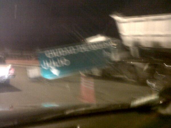 Increible!!! Camion se llevo puesto cartel en Pte. Pueyrredon. Corte parcial...