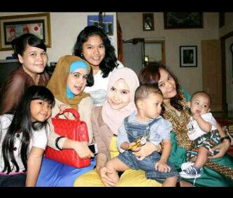 PopyRilanda's tweet photo. Acara aqiqah ny keponakan mamii yg paling cantiiik @kylahaura with @niqputry @VannyARSYAD http://t.co/jN0Viph6pJ