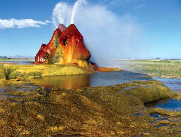 The_World_TH's tweet photo. น้ำพุร้อนเหินฟ้า (Fly Geyser) ตั้งอยู่ใน Gerlach รัฐเนวาดา มีรูปทรงที่แปลกประหลาด แต่สวย http://t.co/4EoljXfwxs