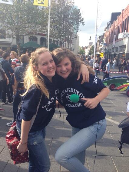 Onze vrolijk presentatrice <a href="/Bernardinus_100/">Bernardinuscollege</a>