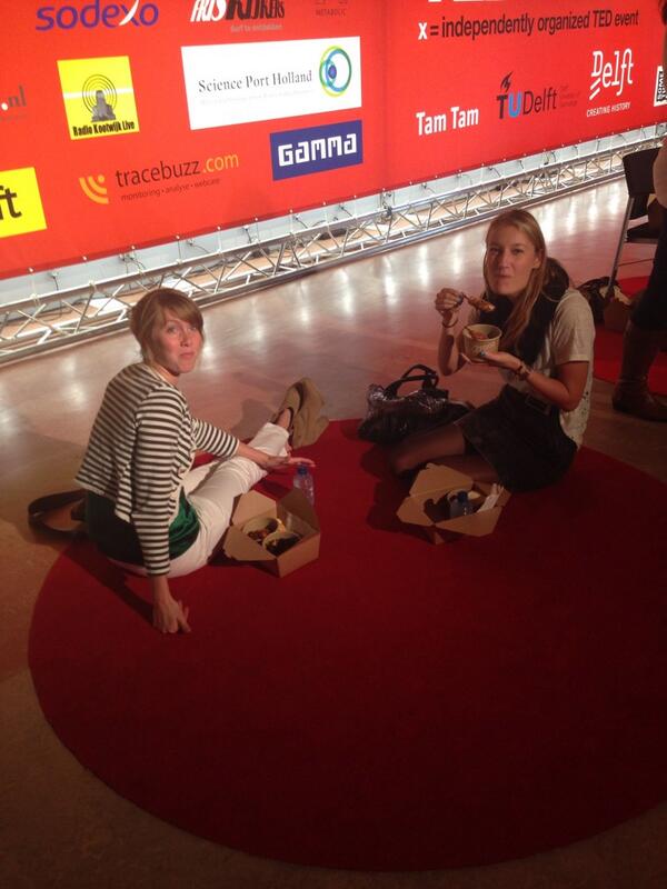Elsa en Eline genieten van de lunch op #tedxdelft2013 #hutspotnl
