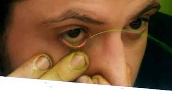signozodiacaltv's tweet photo. ¡Brillante creativo!  Crea obras de arte lanzando pintura por los ojos. Aquí el VIDEO:   http://t.co/iuhtaieSkX http://t.co/ET348HaKKI