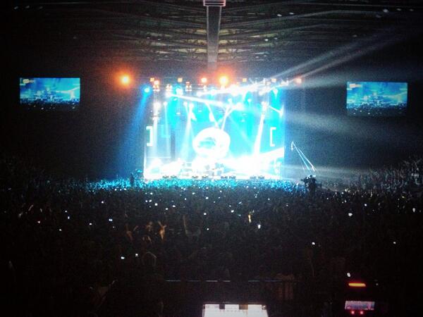 JAK101fm's tweet photo. paduan suara masal di "Rocketeer" #FarEastMovement #JavaSoulnation2013 http://t.co/JrRIXWf0gV
