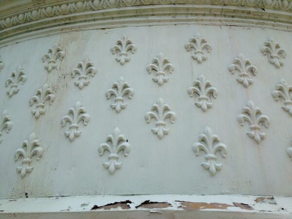 Deboco11's tweet photo. Fleur de lis design on a rounded bay window in old Philadelphia. http://t.co/0vTO0fr7y8