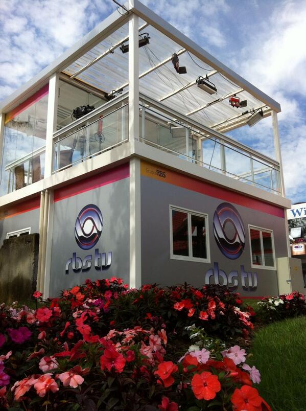 RBSTVBlumenau's tweet photo. A @RBSTVBlumenau tem cobertura especial para a Oktoberfest 2013. Veja o nosso Estúdio que fica na Vila Germânica: http://t.co/6bzvWCL2a9