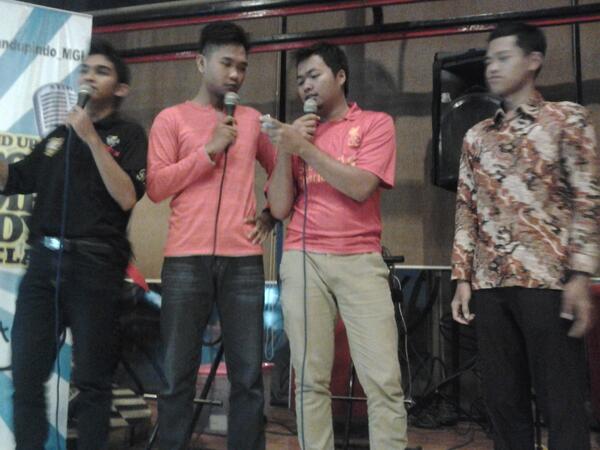 MagxImprov's tweet photo. Yuhhhhuuuu RT @standupindo_MGL: Game improvisasi komedi bareng grup komik, http://t.co/6yYrbPqYga"