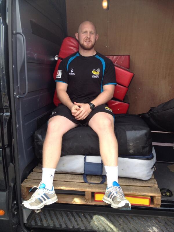 WaspsCommunity's tweet photo. @waspsrugby getting ready for a van swap at @CitygateVans #communityvehiclesponsor http://t.co/2m7JfpROE3