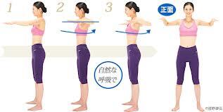 ダイエット 成功のオキテ 肩甲骨ダイエット 肘回しで背中美人 1 軽く前後に足を開いて立つ 2 肘を曲げ 両手の指先が肩に触れるように 3 両手の指先を肩に触れたまま 肘が大きく円を描くように水泳のクロールのよう交互に腕を大きく回し30回で前後