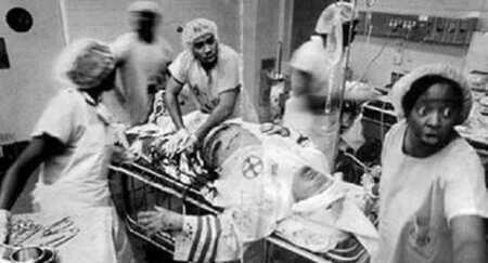 CoinWuTang's tweet photo. Médicos negros salvando a un miembro del Ku Klux Klan. ¡Impresionante!. http://t.co/yMTRm5Pcqi