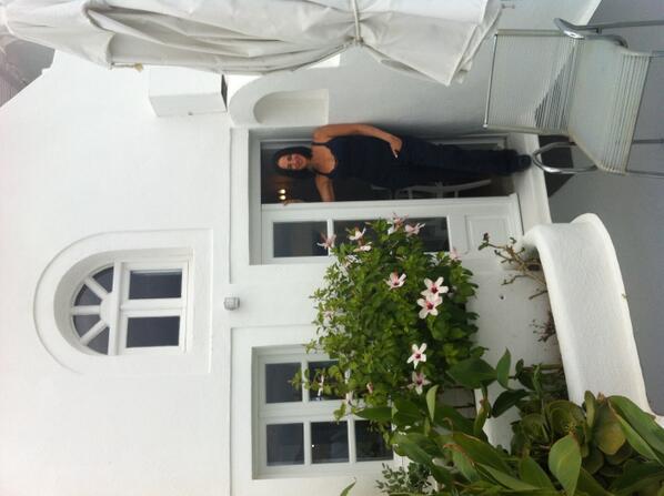 carmendominicci's tweet photo. Esta es la preciosa habitación al estilo casita típica en la que nos quedaremos aquí  en Oía Santorini. Bienvenidos! http://t.co/dYlWQ3U4aD