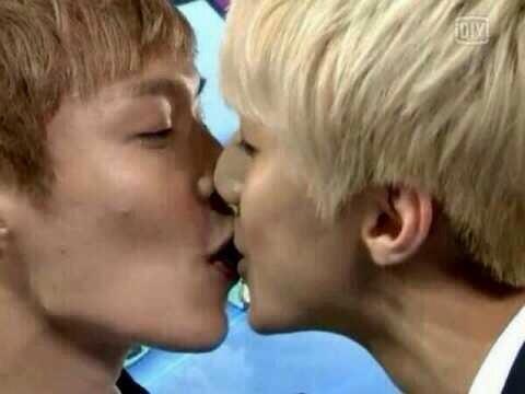 LAY_TF's tweet photo. @SEHUN_TF ผมไม่มีอะไรจะพูด.......... http://t.co/G09nMUpLha