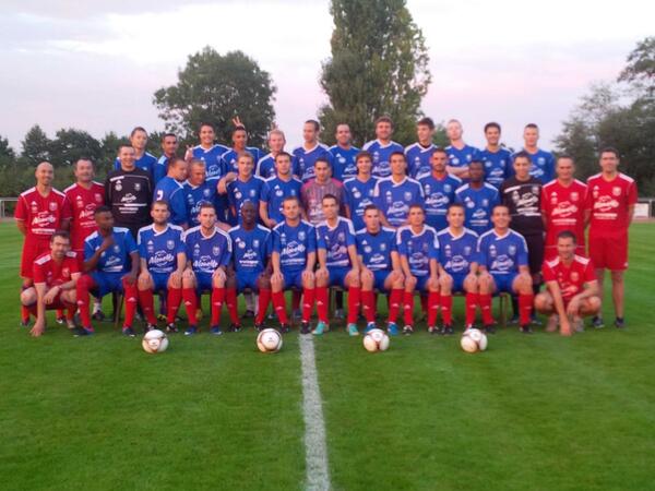 FCEBM_'s tweet image. Séance photos pour le groupe Seniors #FCESSARTAIS #revonsplusgrand #allezlesbleus