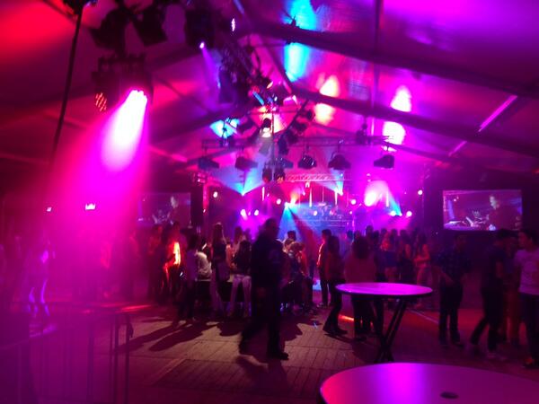 Het feest komt langzaam op gang