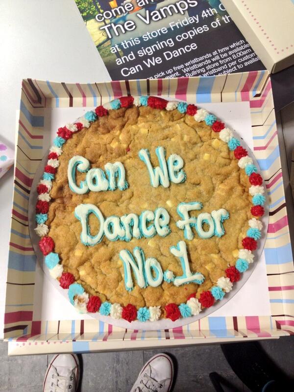 TheVampsband's tweet image. This is AWESOMMMEEE! Thanks to everyone who turned up! Love you all so much! #KeepTheVampsAtNo1