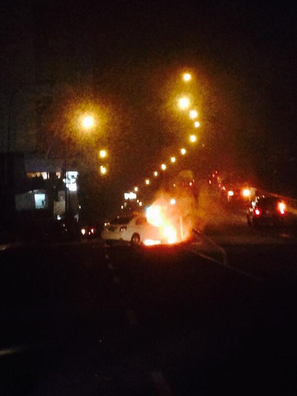 Rynputra's tweet photo. @TMCPoldaMetro 2:30 dini hari taksi menabrak pembatas jalan di fly over pancoran http://t.co/07XYztouuk