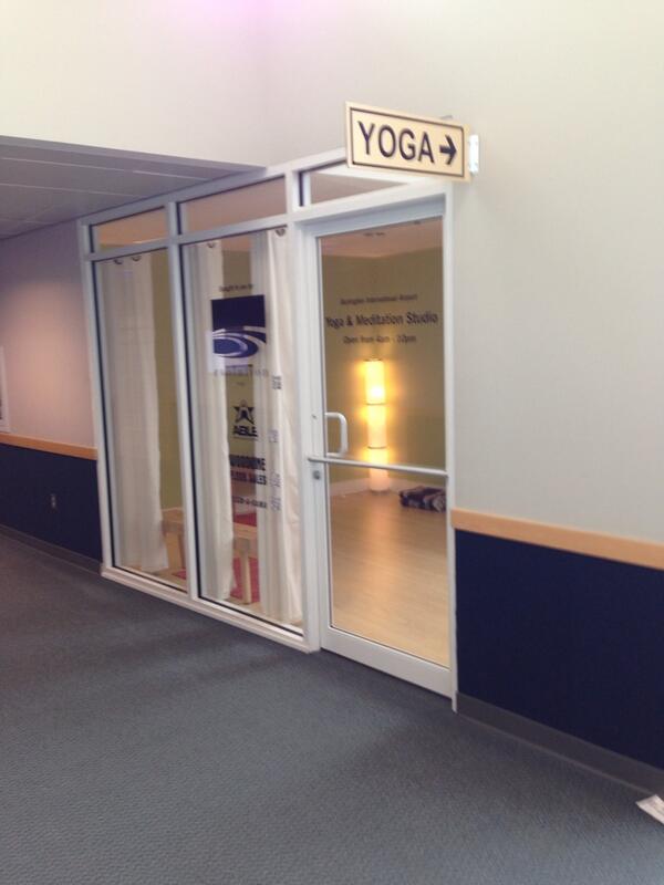 bbbrittingham's tweet photo. Airport yoga #youknowyouareinvermontwhen http://t.co/CpN650PPls