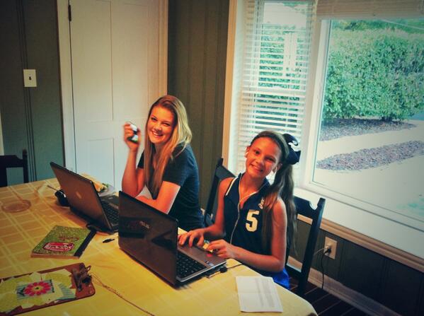 pay10dollaz's tweet image. so this happened...haha my mom wanted a recent picture of us😂  #technologybased #basicallyantisocial