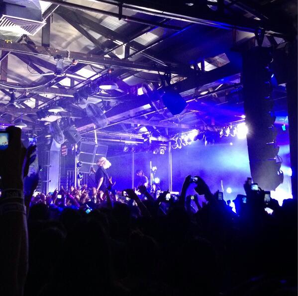 FILTERMexico's tweet photo. A nada del crowdsurfing, Alice Glass. #CCastlesMx http://t.co/s122EbVoi5