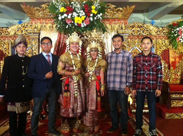 Selamat buat gitaris kita <a href="/Dimas_adhiyasa/">Dimas Adhiyasa</a> yang melangsungkan pernikahan hari ini. LANGSHUUNGGG