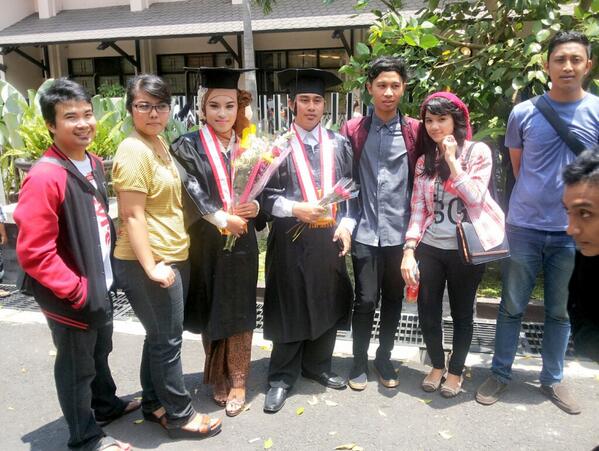 Happy graduation <a href="/anggittAjjah/">Anggita</a> dan mas dodot...sukses ya ^*^